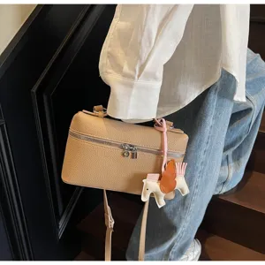 Elegante bolso cruzado tipo caja caqui con lindo dije de pegaso, bolso de cuero.