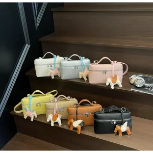 Vista detallada de mini bolso de mujer bolso cruzado caja de tocador con dije de caballo.