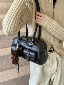 Vintage schwarze Umhängetasche für Damen, große PU Leder Kissentasche mit süßem Bärenanhänger.