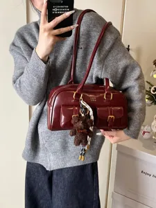 Vintage dunkelrote Leder Umhängetasche für Damen, lässige Bowling Tasche mit Vordertaschen.