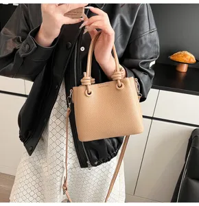 Schicke minimalistische Eimerhandtasche mit Knotengriff und verstellbarem Gurt fuer Damen Alltag.