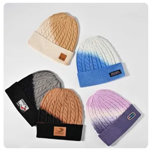 Primer plano detallado de gorros de punto degradado, gorros de invierno cálidos y gruesos.