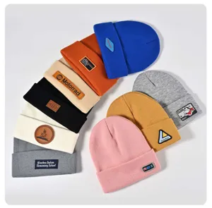 Set de gorros de punto coloridos, gorros de invierno cálidos con parches elegantes.
