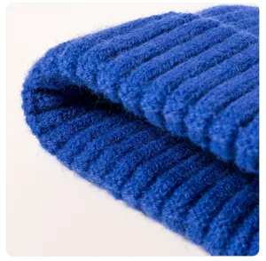 Detailansicht der königsblauen gerippten Strickmütze für den Winter warme Wollmütze Textur