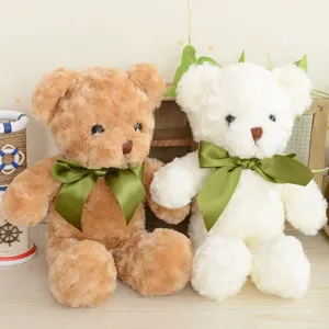 Zachte pluche teddybeer speelgoed met een mooie groene strik voor leuke cadeaus.
