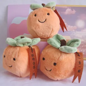 Simpatico peluche di caco con faccia sorridente, morbida bambola di frutta per decorazioni e regali.