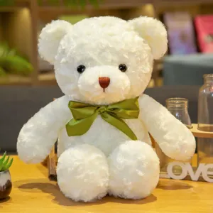 Leuke witte pluche teddybeer met groene strik, zachte knuffelpop als prachtig cadeau.