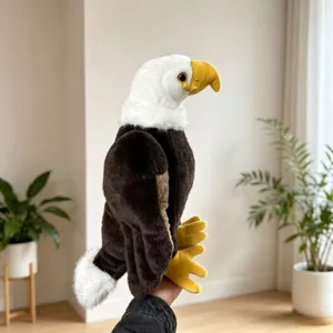 Vista detallada de un peluche realista de águila calva americana como regalo infantil.