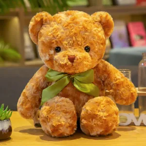 Details van bruine krullende teddybeer pluche speelgoed met groene strik, zachte pop cadeau.