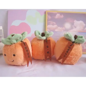 Primo piano dettagliato di peluche di cachi carini con etichette dei desideri, tessuto.
