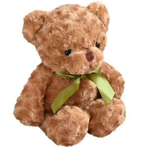 Leuke bruine teddybeer pluche speelgoed met groen lint, zacht knuffeldier voor kinderen.
