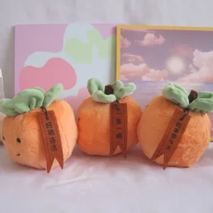 Primo piano dettagliato del peluche kaki con morbido tessuto arancione e piccola etichetta.