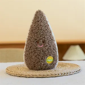 Niedliches braunes Plüsch Tropfen Detail, weiches flauschiges Stofftier mit besticktem Lächeln.