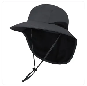 Vista detallada del sombrero de protección solar gris oscuro con solapa de cuello y cordón ajustable.