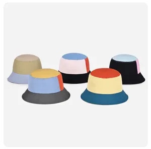 Vista dettagliata di cappelli da pesca leggeri colorblock per trekking e protezione.