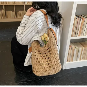 Chique geweven stro schoudertas voor vrouwen, casual zomer strand hobo handtas met bruine riem.