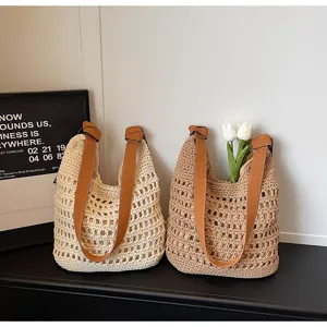 Gevlochten strooien schoudertas met opengewerkt patroon, elegante zomer strandtas.
