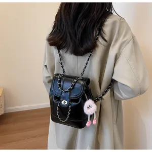Casual zwarte kunstlederen ketting rugzak voor dames, stijlvolle reisschooltas met schattige hanger.