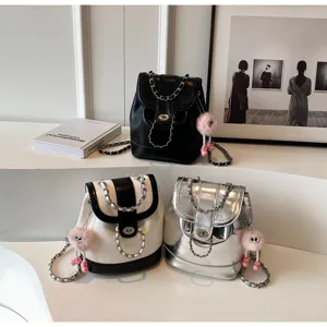 Chique stijlvolle mini ketting rugzak voor dames, perfect voor reizen en dagelijks gebruik.