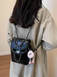 Dames mode zwarte lederen rugzak met kettingriemen en schattige pluizige hanger tas