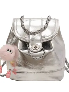 Metallic zilveren mini-rugzak met kettingriem en schattige pluche charm voor damesmode.