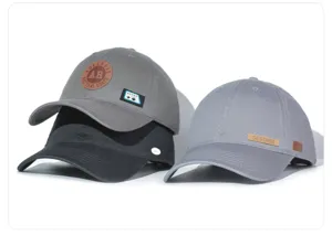 Vista detallada de gorras de béisbol de algodón lavado con parches de cuero personalizados.