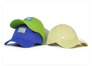 Gorra de béisbol de algodón lavado detalle, sombrero casual con parches personalizados y placa metálica.