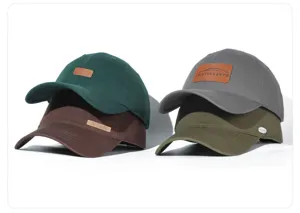 Vista detallada de gorras de béisbol de algodón lavado con parche de cuero, estilo casual.