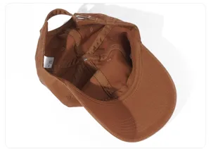 Vista detallada del interior de una gorra de béisbol de algodón marrón con hebilla metálica ajustable