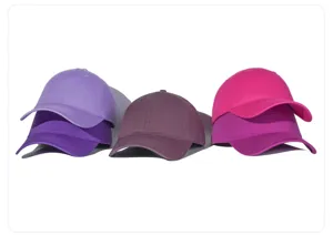Vista detallada de gorras de béisbol de algodón lavado en tonos morados y rosas, textura suave.