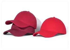 Primer plano de gorras de béisbol de algodón rojo con finos detalles de costura.