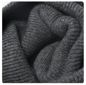 Primer plano de la textura del gorro de lana gris oscuro, punto fino para el invierno.