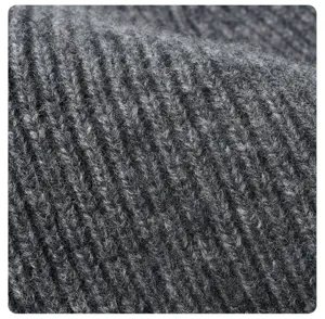 Primer plano de la textura de punto de lana gris oscuro con finos detalles de canalé.