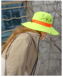 Detailansicht des Outdoor Sonnenhutes mit leuchtgelbem Stoff und orangenem Reflexionsband.