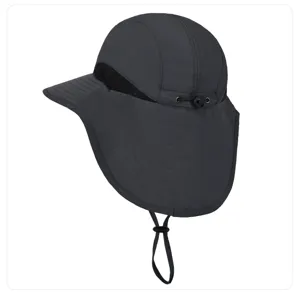 Detalle de sombrero de proteccion solar gris oscuro con malla transpirable y cordon.