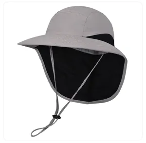 Sombrero de sol gris con solapa para el cuello, malla transpirable y barbiquejo ajustable.