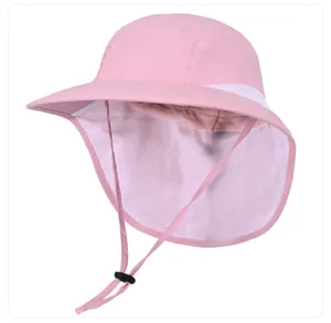 Vista detallada del sombrero de sol transpirable con solapa para el cuello y barbilla ajustable.