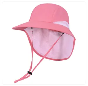 Detalle de sombrero de sol rosa con panel de malla transpirable y solapa para cuello.