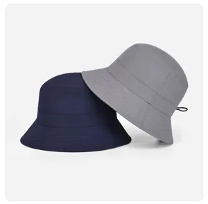 Nahaufnahme Detail der einfarbigen Bucket Hat mit verstellbarem Kordelzug zweifarbig.