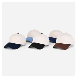 Vista detallada de gorras de béisbol bicolor, con elegante diseño y visera curva.