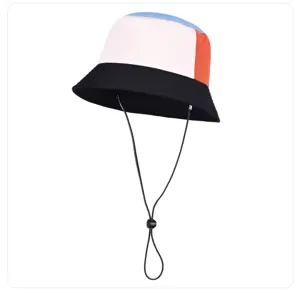 Vista di dettaglio del cappello da pescatore color block con cordino antivento regolabile.