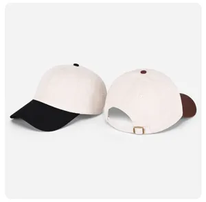 Vista detallada de la gorra de béisbol bicolor con hebilla metálica ajustable.