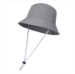 Grauer Bucket Hat Detail, wasserdichter Stoff, verstellbare Kordel, Outdoor Style.