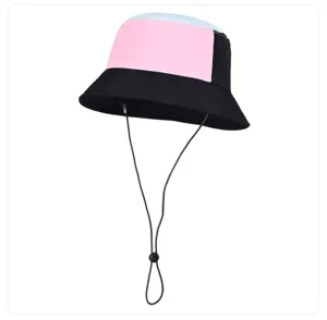 Primo piano del cappello da pescatore colorato con sottogola regolabile per attività all'aperto.
