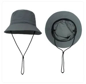 Grauer Outdoor schnelltrocknender Bucket Hat mit verstellbarem Kinnriemen und Etikett.