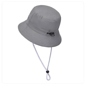 Nahaufnahme des grauen Bucket Hat mit verstellbarem Kinnriemen und praktischer Kordel.