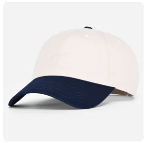 Vista de cerca de la elegante gorra de béisbol bicolor destacando la visera principal.