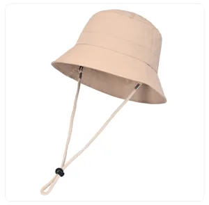 Khaki Fischerhut mit winddichtem Kordelzug Detail, bequemer Sonnenhut fuer Outdoor Aktivitaeten.