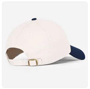 Gorra de beisbol clasica bicolor con hebilla metalica ajustable detalle de la parte trasera.