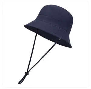 Dunkelblaue Bucket Hat mit verstellbarem Kinnriemen, einfarbiger Sonnenschutz Angelhut.